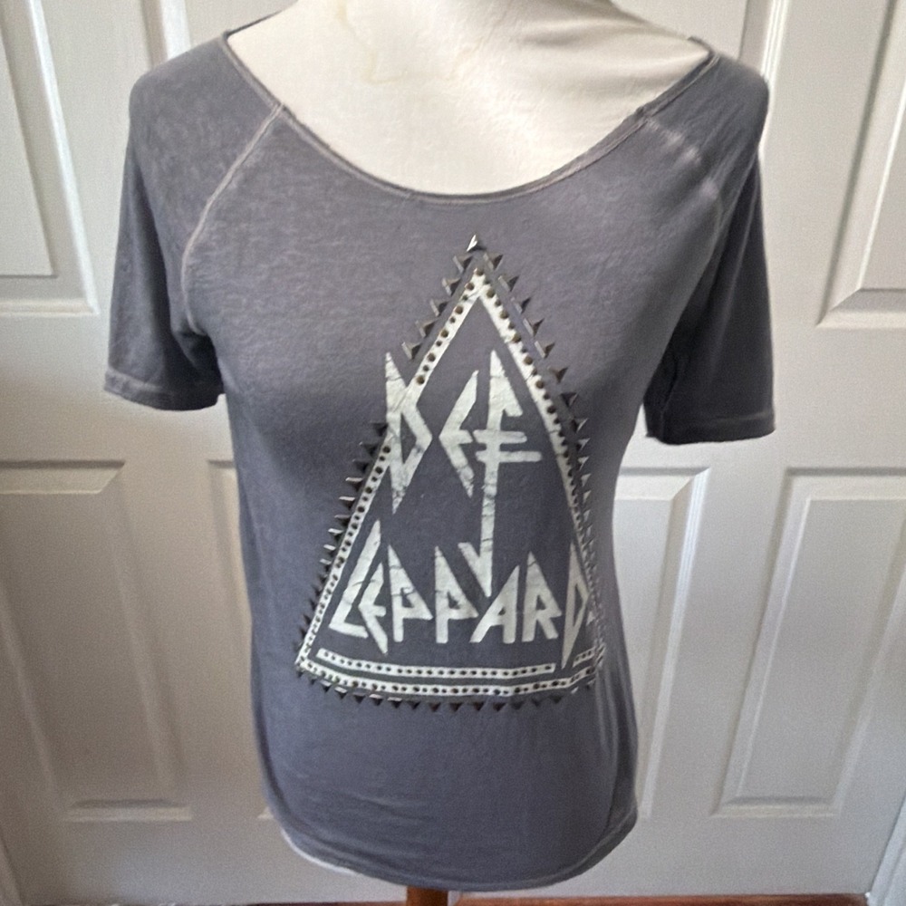 Def Leppard X Lucky Womens T Shirt XS Studded  Rock Band Tee Gray Scoop Neck